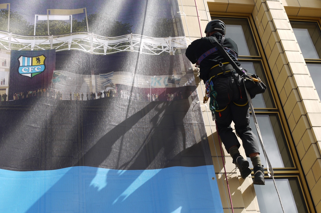 Befestigung des CFC-Banners an der Galerie Roter Turm